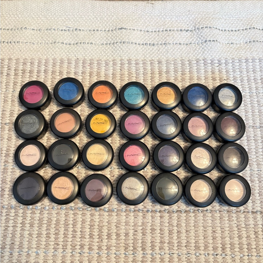 28 MAC EYESHADOWS!!! NEW OR BARELY TOUCHED